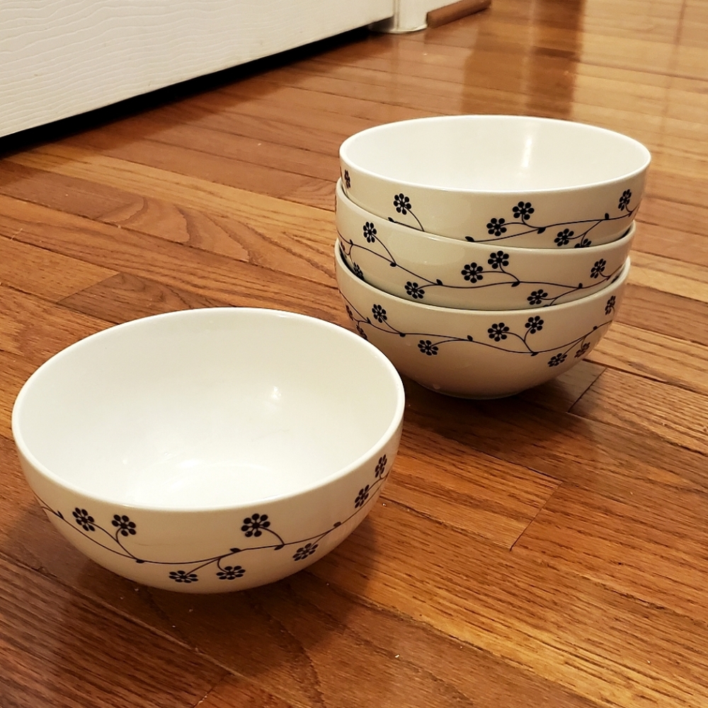 4 Thompson Pottery black and white soup 🍲 bowls with black flowers 🌼